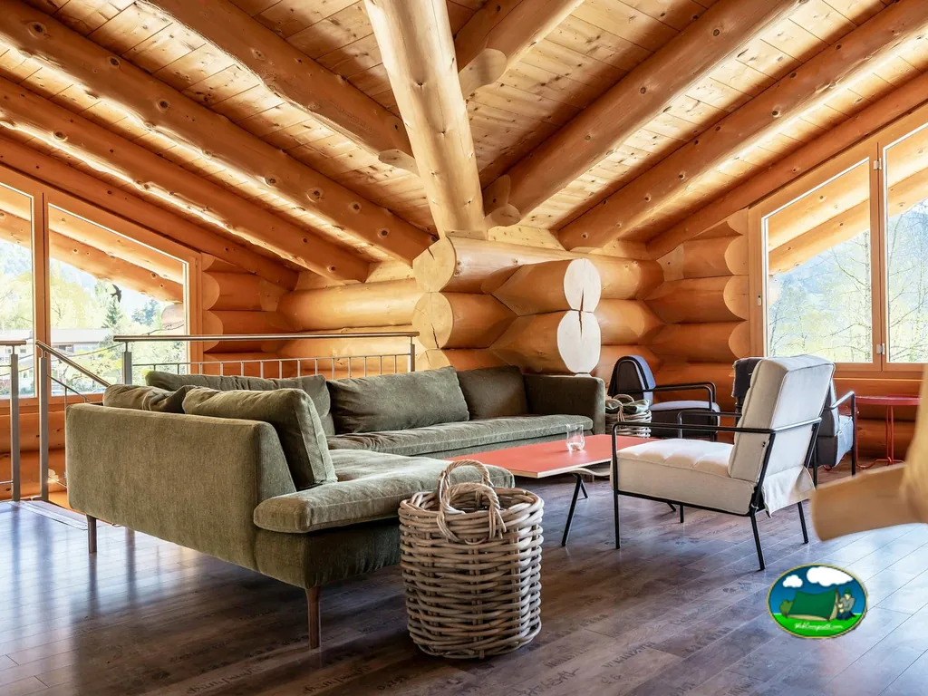 Lounge de madera del Bistro Blockhus de Camping Alpenblick, Unterseen