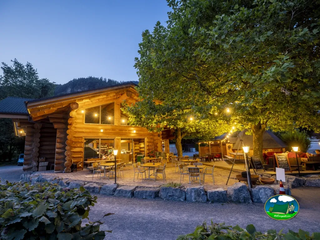 Restaurante bar camping montaña noche del Camping Alpenblick, Unterseen