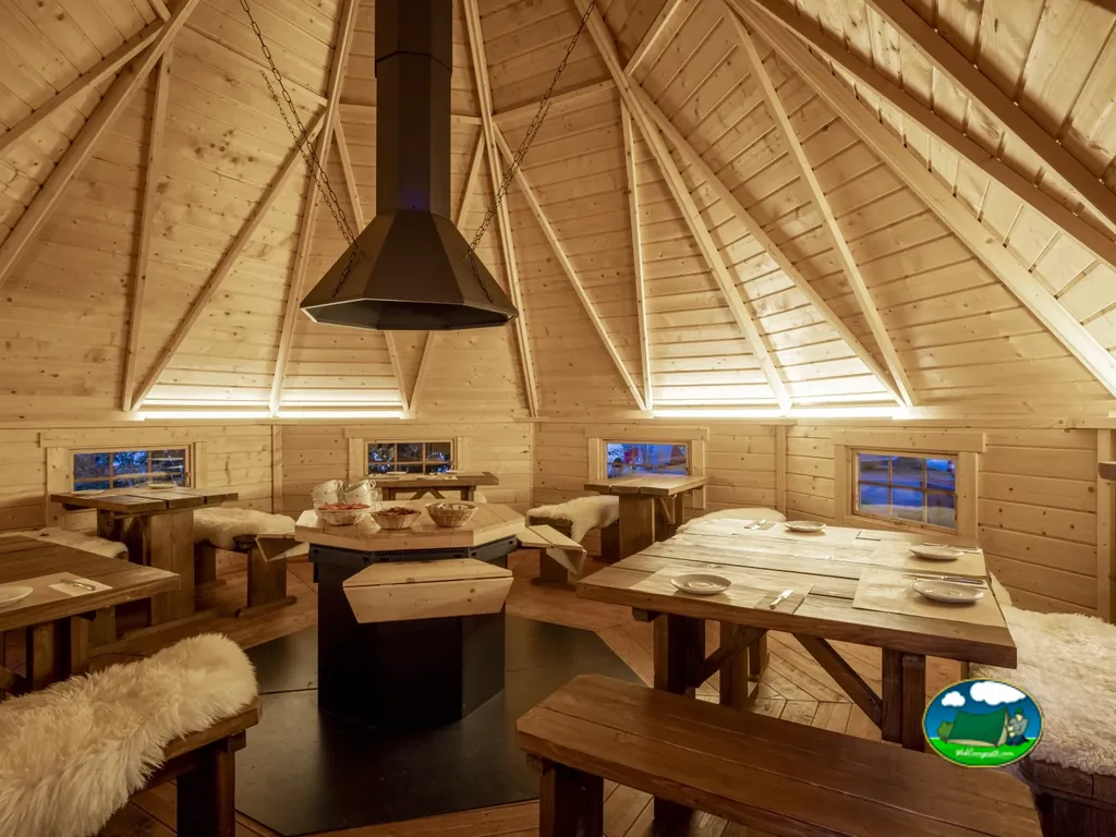Glamping cabaña interior madera techo abovedado del Camping Alpenblick, Unterseen