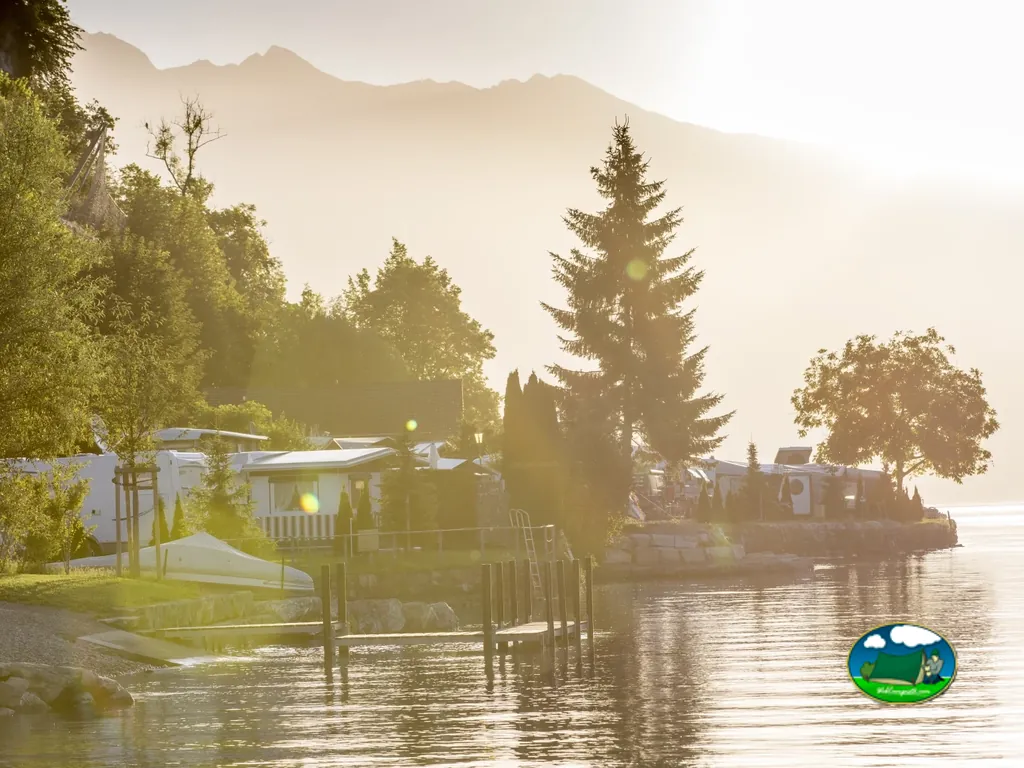 Parcela junto al lago con vistas a la montaña del Camping Au Lac, Ringgenberg