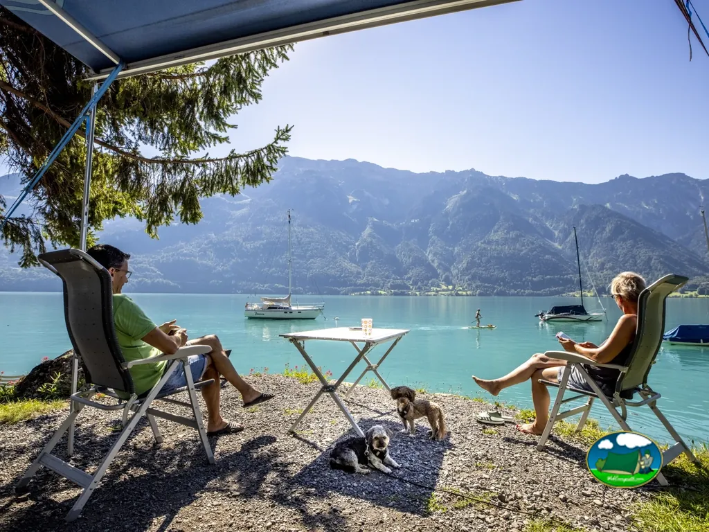 Parcela junto al lago con vistas a la montaña del Camping Au Lac, Ringgenberg