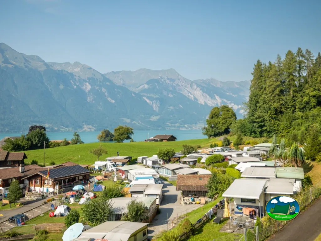 Camping junto al lago alpino con vistas a la montaña del Camping du Lac, Iseltwald