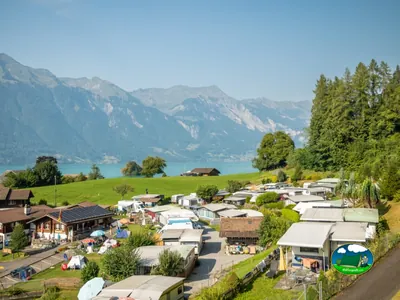 Camping junto al lago alpino con vistas a la montaña del Camping du Lac, Iseltwald