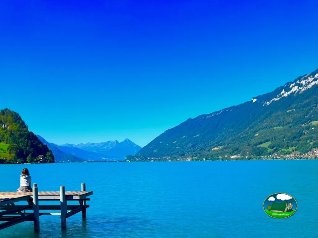Lago con vistas a montaña y embarcadero del Camping du Lac, Iseltwald