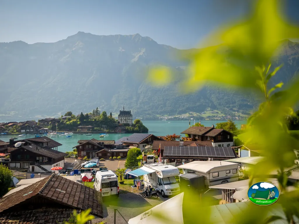 Camping junto al lago con vistas a la montaña del Camping du Lac, Iseltwald