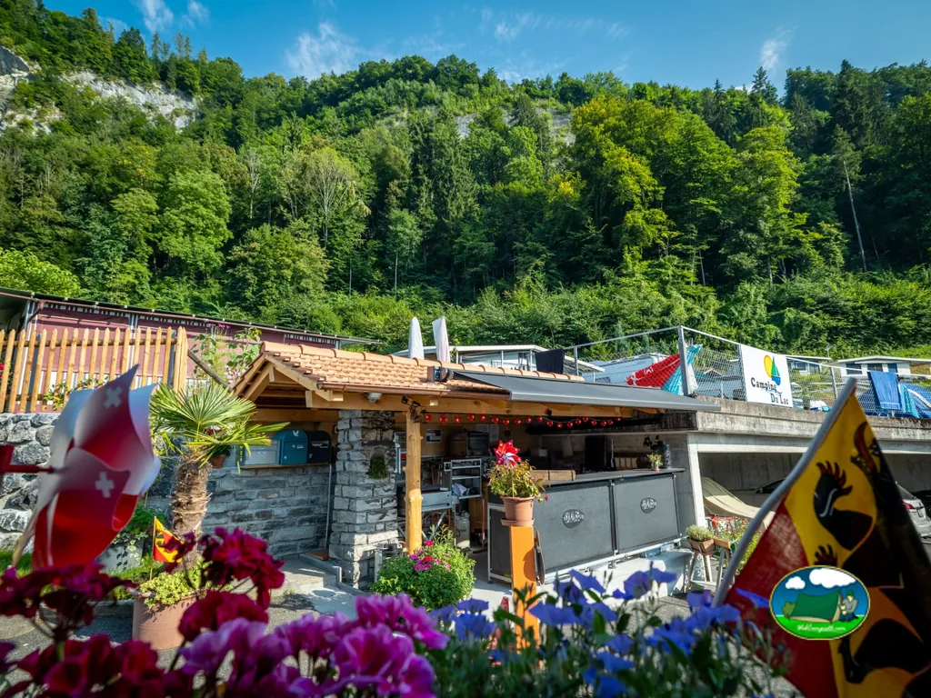 Restaurante bar junto al lago con vistas a la montaña del Camping du Lac, Iseltwald