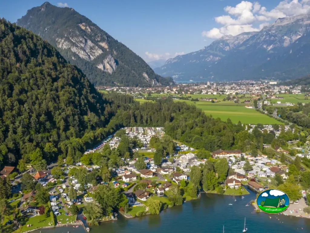 Camping junto al lago con vistas a la montaña del Camping MANOR FARM 1, Interlaken