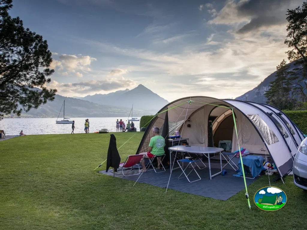 Tienda de acampada junto al lago con vistas a montaña del Camping MANOR FARM 1, Interlaken
