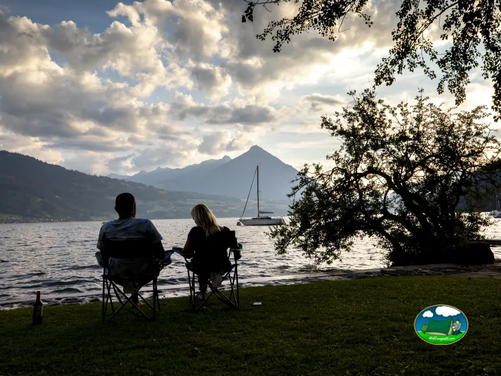 Parcela junto al lago con vistas a la montaña del Camping MANOR FARM 1, Interlaken