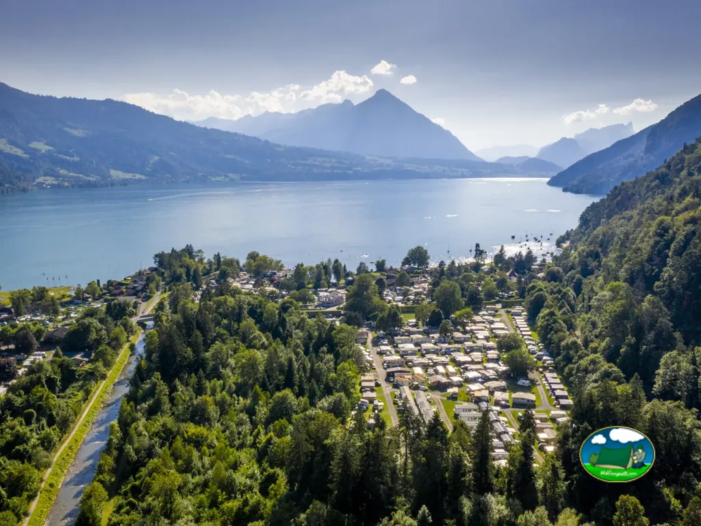 Camping junto al lago con vistas a la montaña del Camping MANOR FARM 1, Interlaken