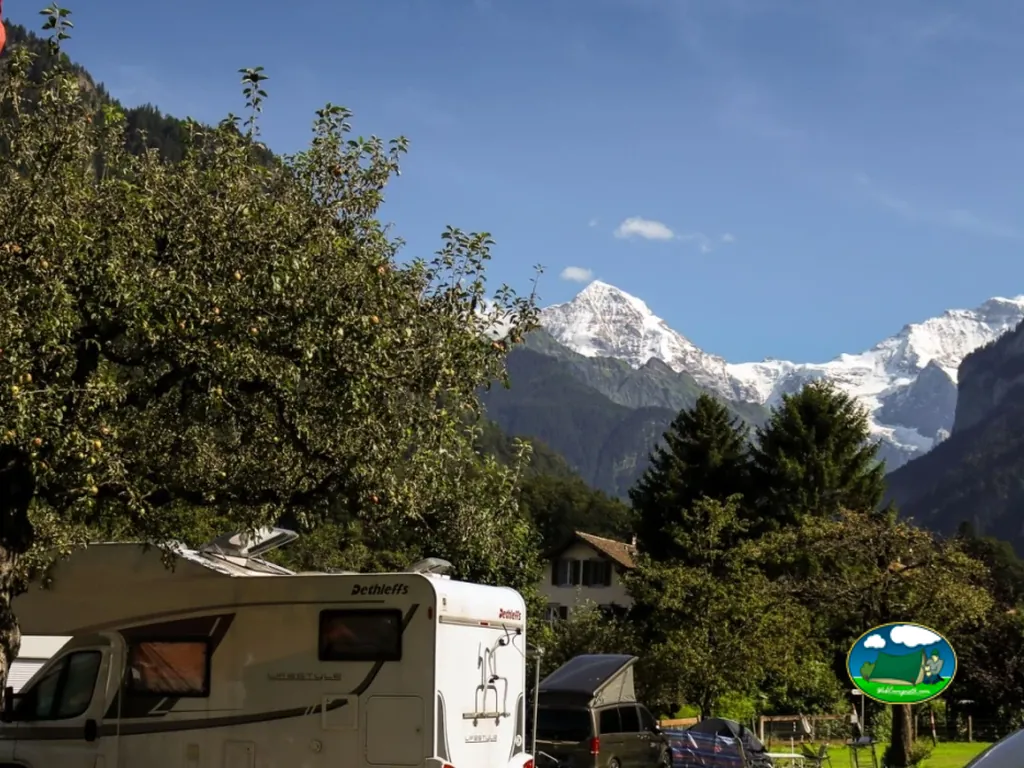 Parcela montaña con vistas a picos nevados del Camping Oberei, Wilderswil