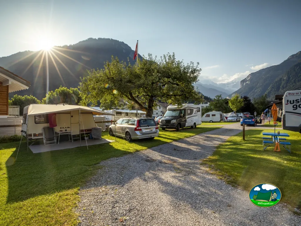 Parcela junto a montaña con caravana y vistas alpinas del Camping Oberei, Wilderswil