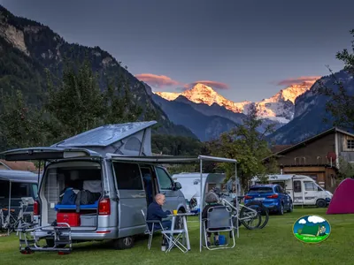 Mobil-home con vistas a montaña al atardecer del Camping Oberei, Wilderswil