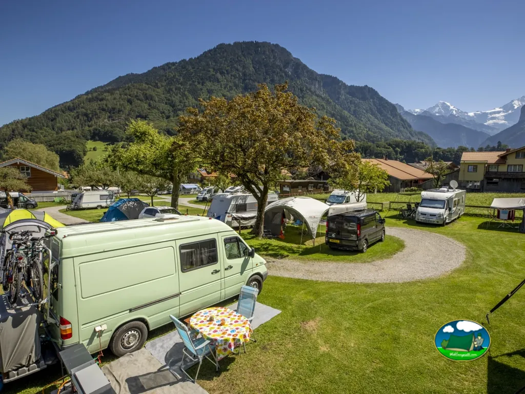 Parcela camping montaña con vistas alpinas del Camping Oberei, Wilderswil
