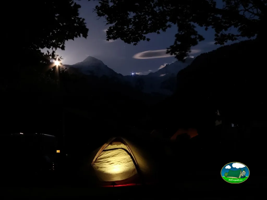 Tienda de acampada nocturna con vistas a la montaña del Camping Oberei, Wilderswil