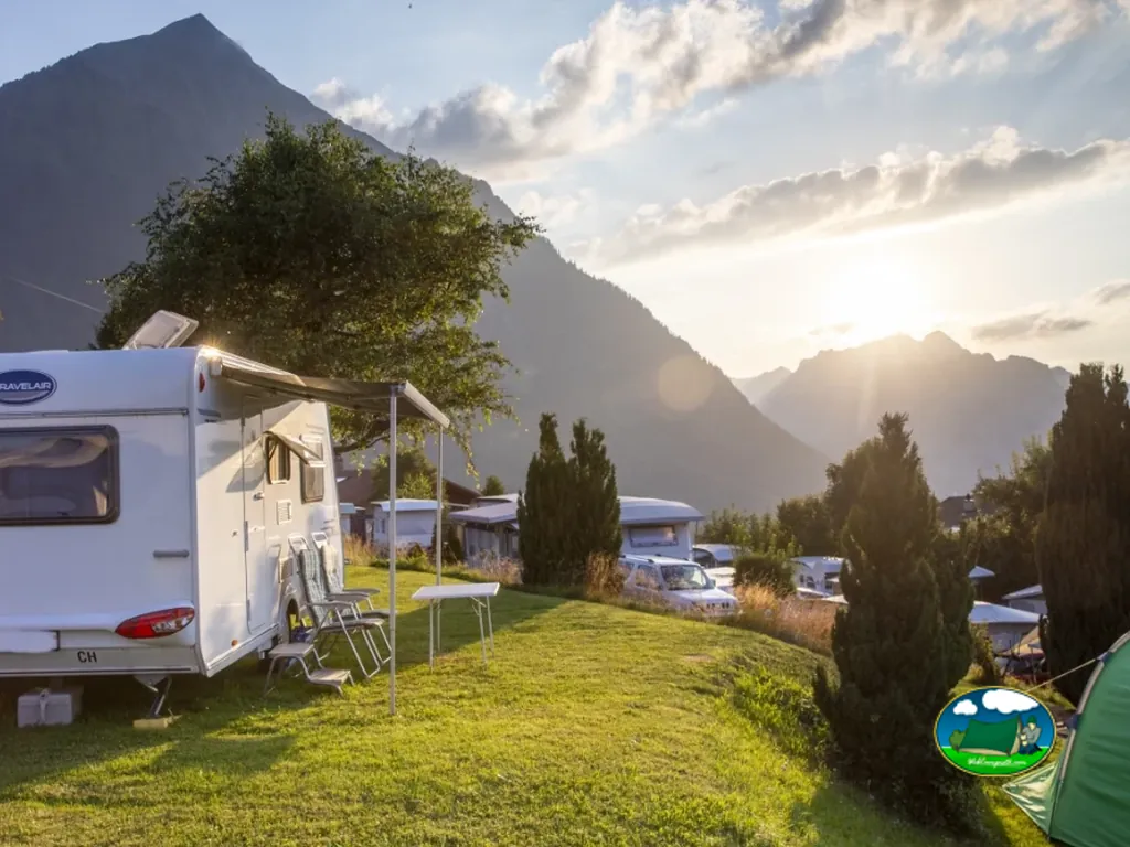 Parcela con mobil-home junto a la montaña del Panorama Camping Aeschi, Aeschi