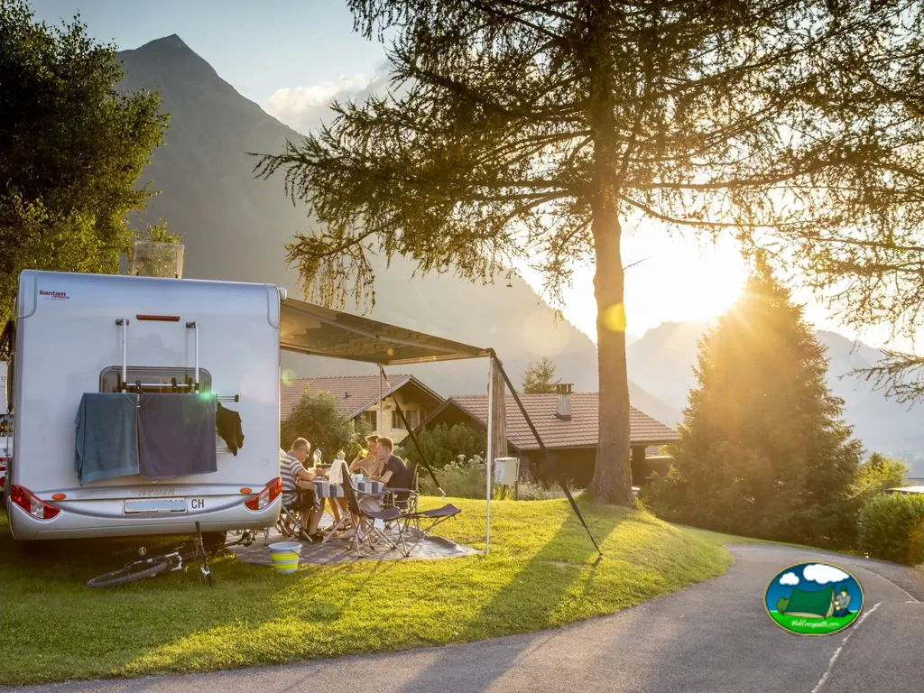 Mobil-home con vistas a la montaña al atardecer del Panorama Camping Aeschi, Aeschi