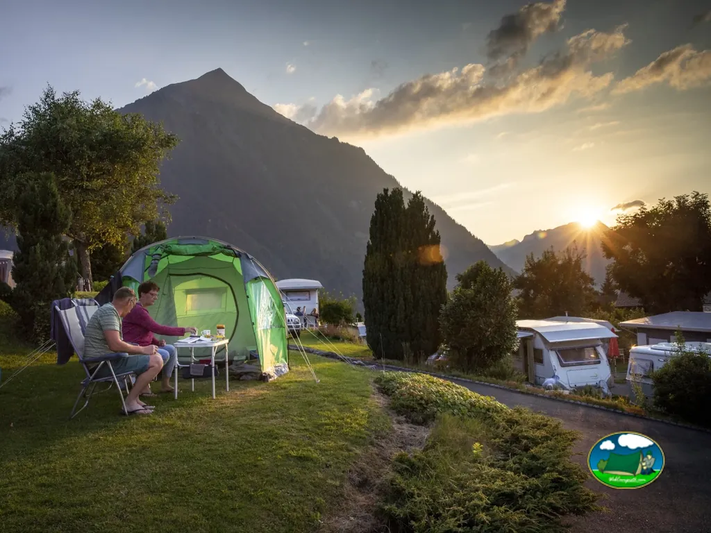 Tienda de acampada con vistas a la montaña al atardecer del Panorama Camping Aeschi, Aeschi