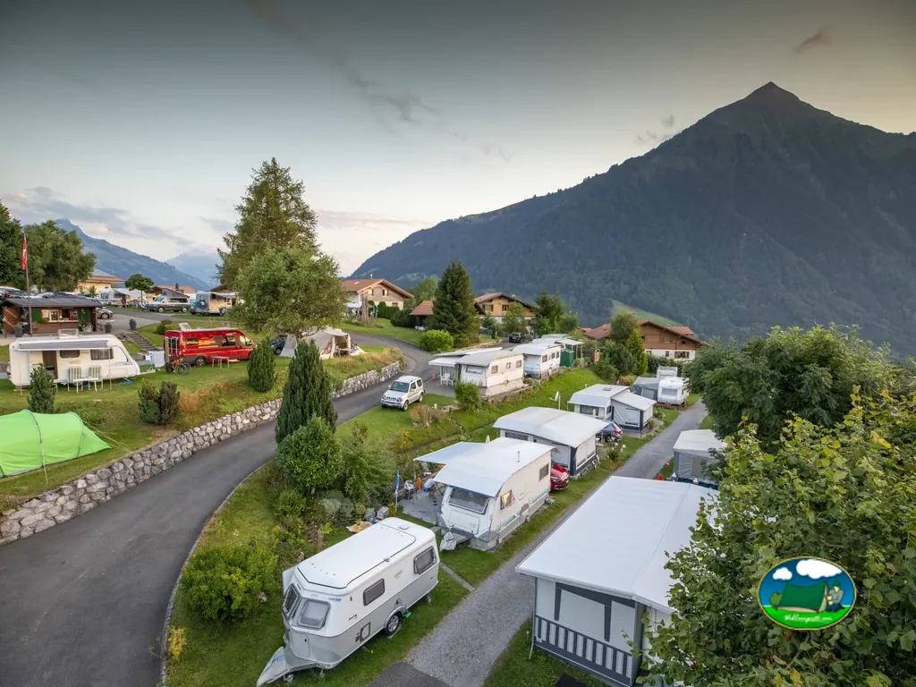 Parcelas con mobil-home y vistas a la montaña del Panorama Camping Aeschi, Aeschi