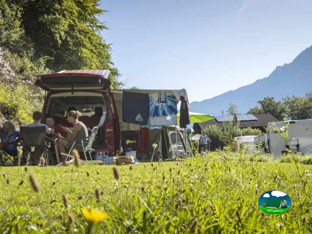 Mobil-home en parcela con vistas a la montaña del Camping Talacker, Ringgenberg