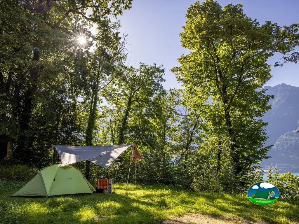 Parcela con tienda de acampada junto al lago y montaña del Camping Talacker, Ringgenberg