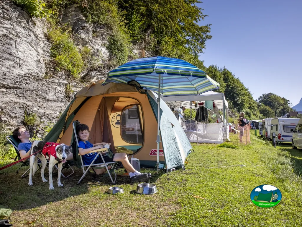 Tienda de acampada con toldo junto a río y montaña del Camping Talacker, Ringgenberg