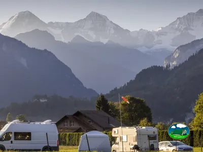 Parcelas con vistas a la montaña de los Alpes del JungfrauCamp, Unterseen