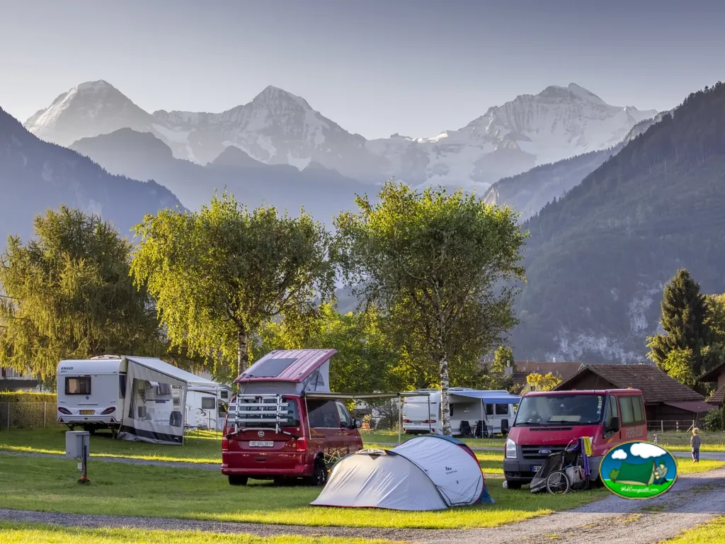 Parcela con tienda de acampada y montaña nevada del JungfrauCamp, Unterseen