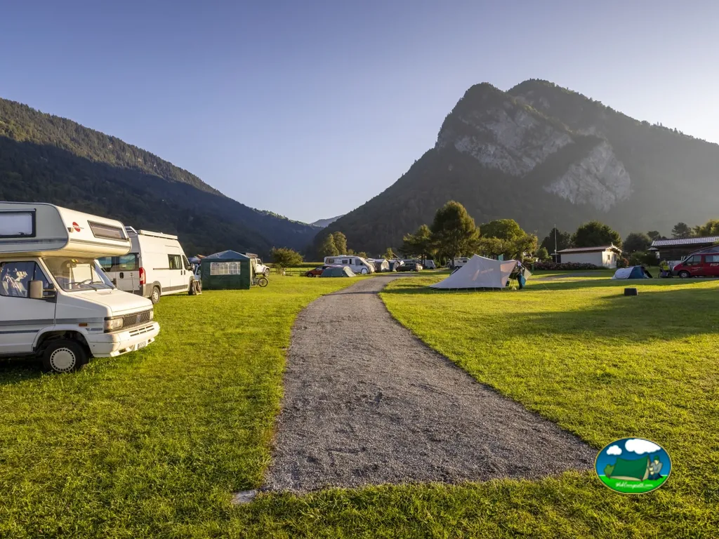 Parcela con vistas a la montaña, mobil-homes y tiendas del JungfrauCamp, Unterseen
