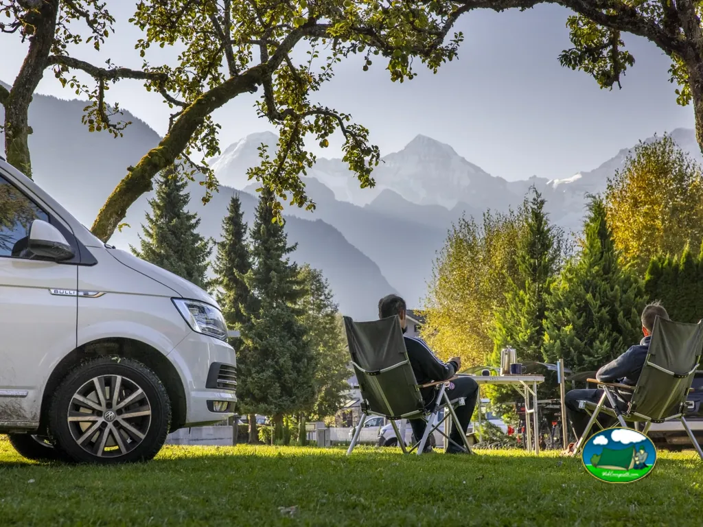 Parcela con mobil-home y vistas a la montaña del JungfrauCamp, Unterseen