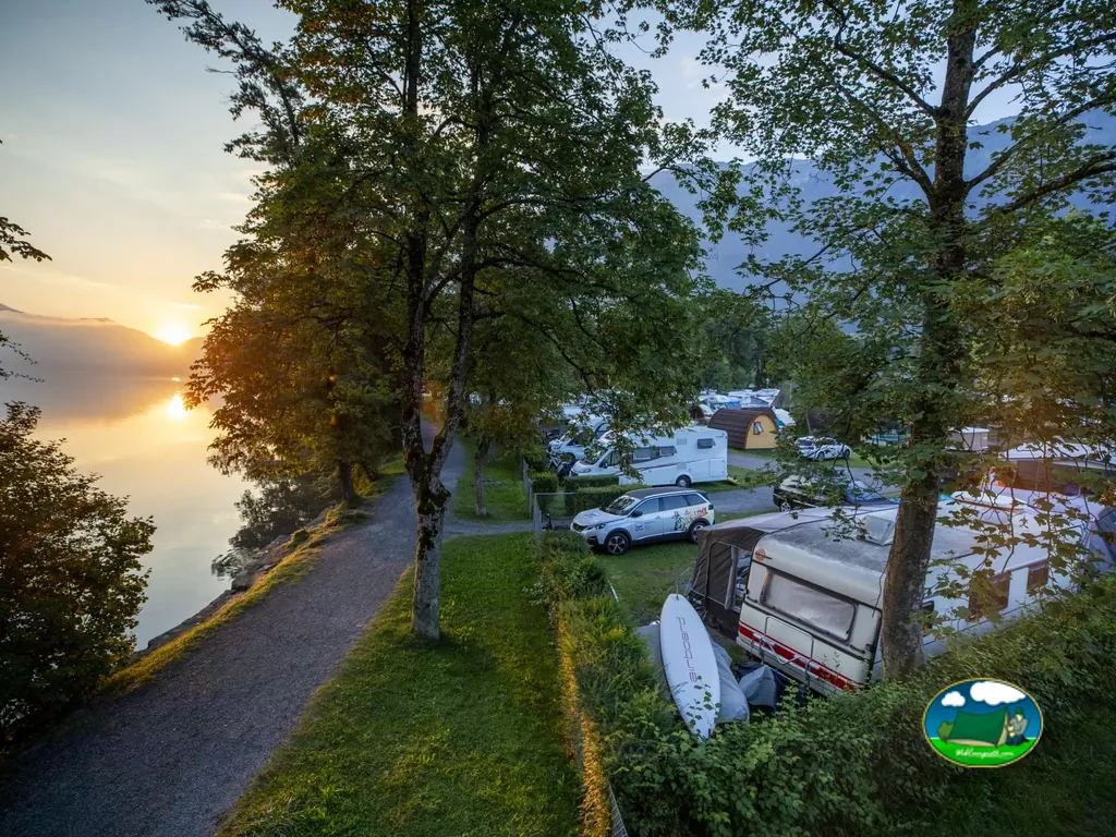 Parcela junto al lago al atardecer del TCS Camping Bönigen - Brienzersee, Bönigen