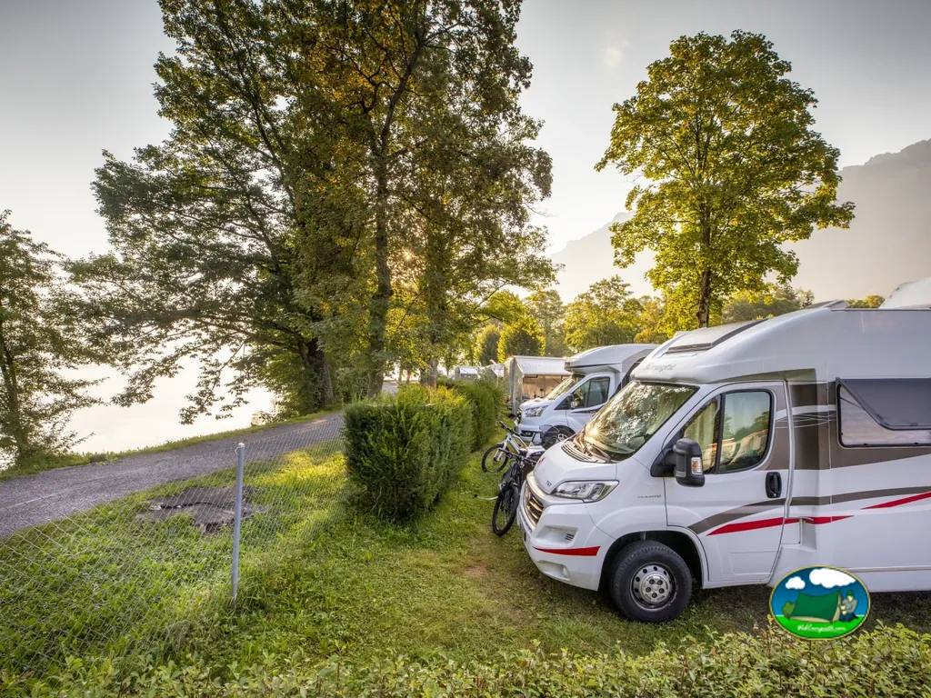 Mobil-home junto al lago con vistas a la montaña del TCS Camping Bönigen - Brienzersee, Bönigen