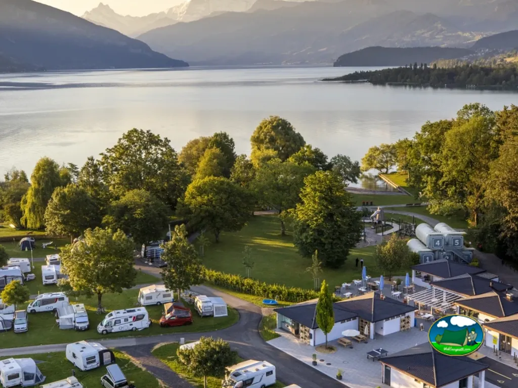 Parcela junto al lago con vistas a montaña del TCS Camping Gwatt - Thunersee, Gwatt