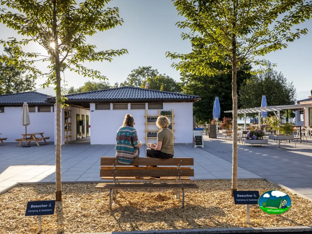Bungalow con zona de esparcimiento y árboles del TCS Camping Gwatt - Thunersee, Gwatt