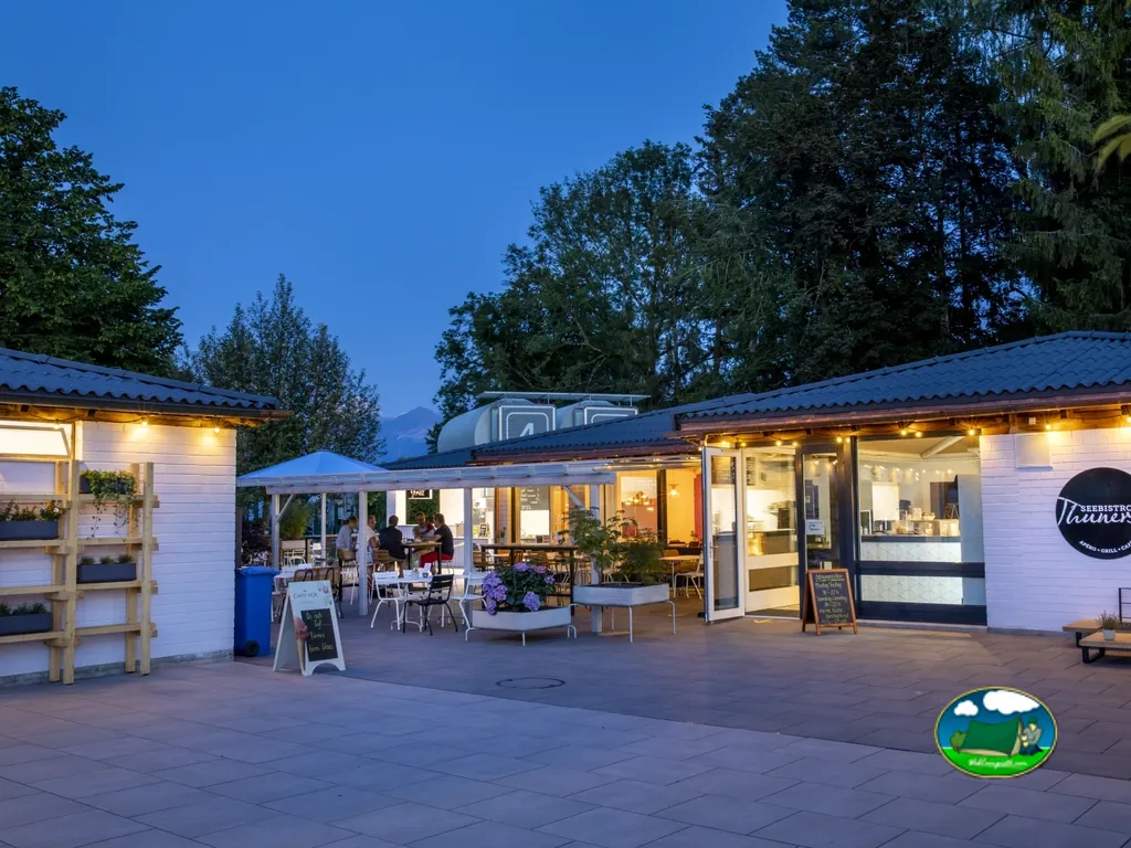 Restaurante bar con vistas a la montaña al atardecer del TCS Camping Gwatt - Thunersee, Gwatt