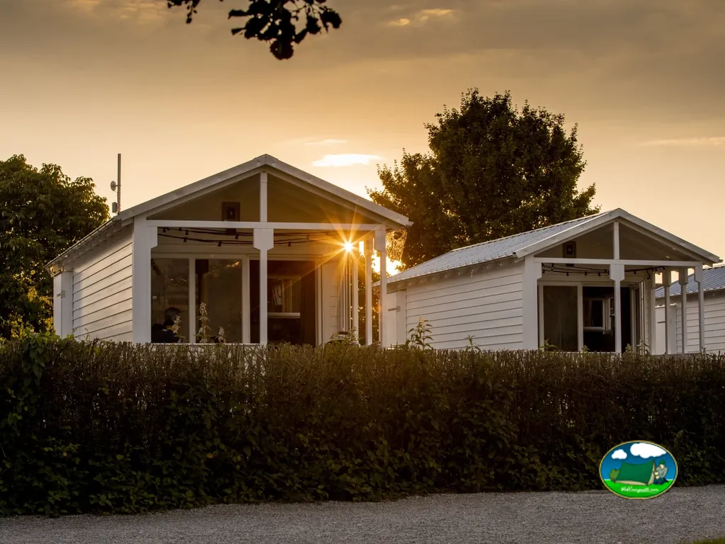 Bungalow con porche al atardecer del TCS Camping Gwatt - Thunersee, Gwatt