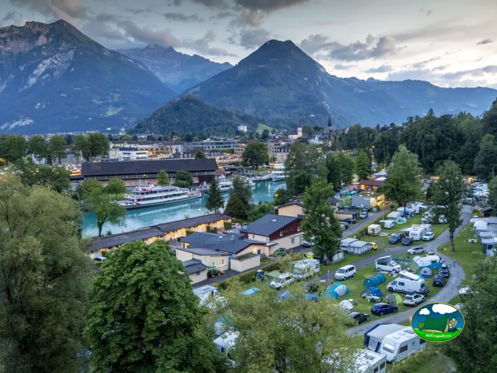 Camping junto al río con vistas a la montaña del TCS Camping Interlaken, Interlaken