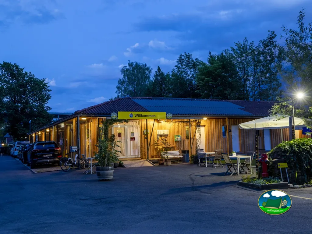 Recepción del camping iluminada al atardecer del TCS Camping Interlaken, Interlaken