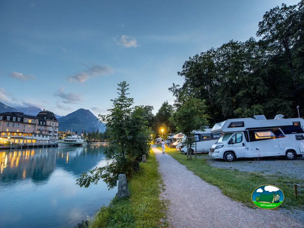 Mobil-home junto al lago con vistas a la montaña del TCS Camping Interlaken, Interlaken