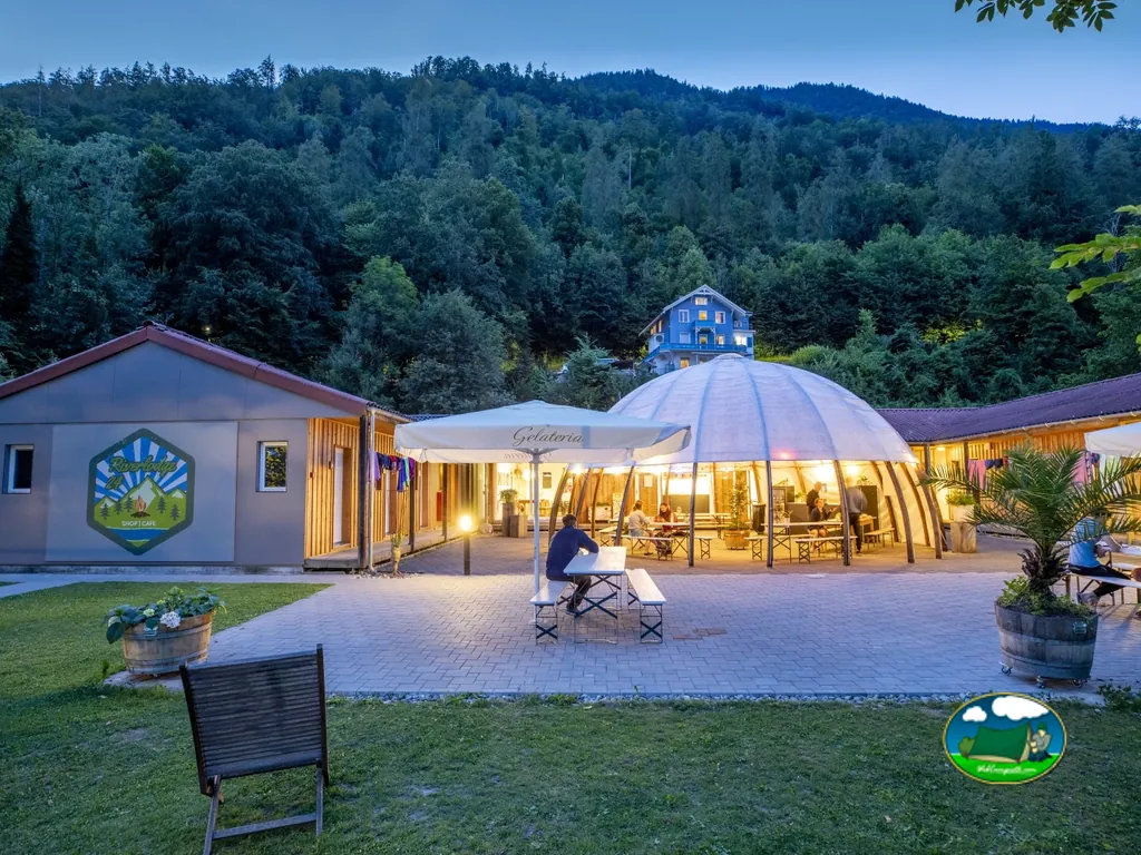 Glamping con vistas a la montaña, restaurante iluminado del TCS Camping Interlaken, Interlaken