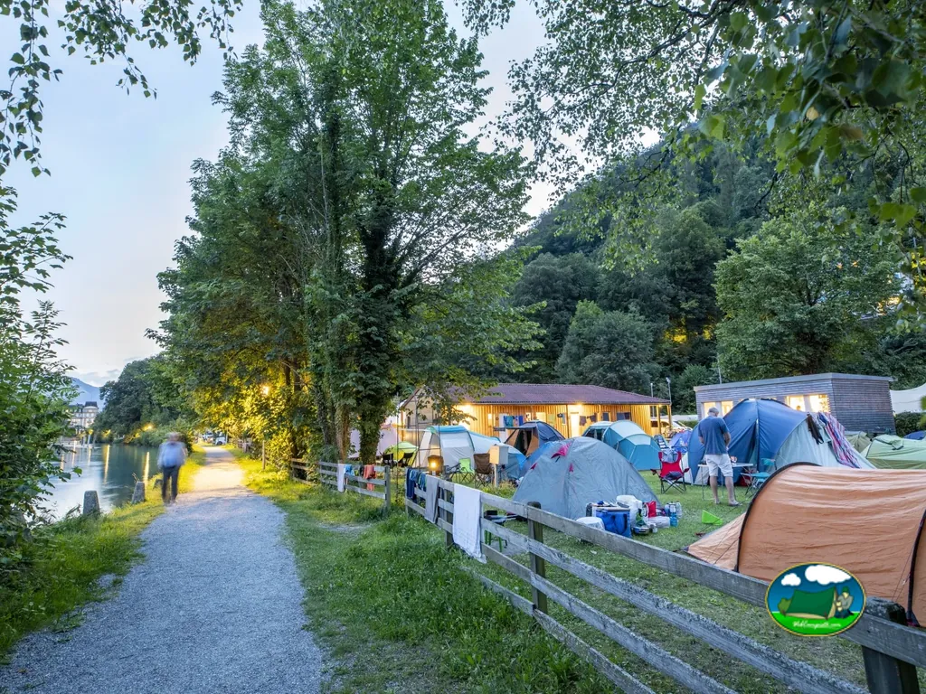 Parcela con tienda de acampada en entorno de montaña del TCS Camping Interlaken, Interlaken