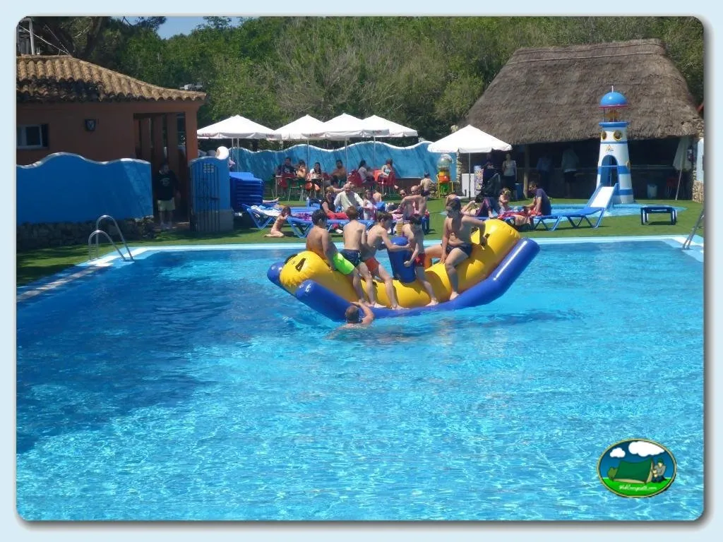 Piscina con parque infantil acuático y animación familiar del Camping Caños de Meca, Barbate (Cádiz)