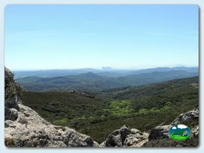 Montaña con vistas panorámicas al valle del Camping Los Alcornocales, Jimena de la Fra. (Cádiz)