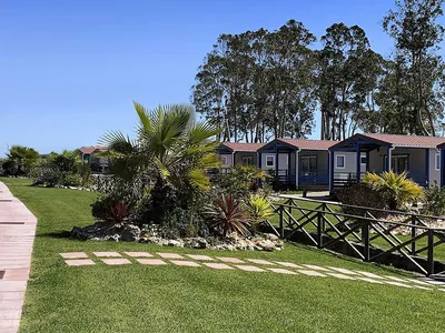 Mobil-home con vistas a arboleda y jardín del Camping Costa do Vizir Beach Village, Porto Covo (Setúbal)