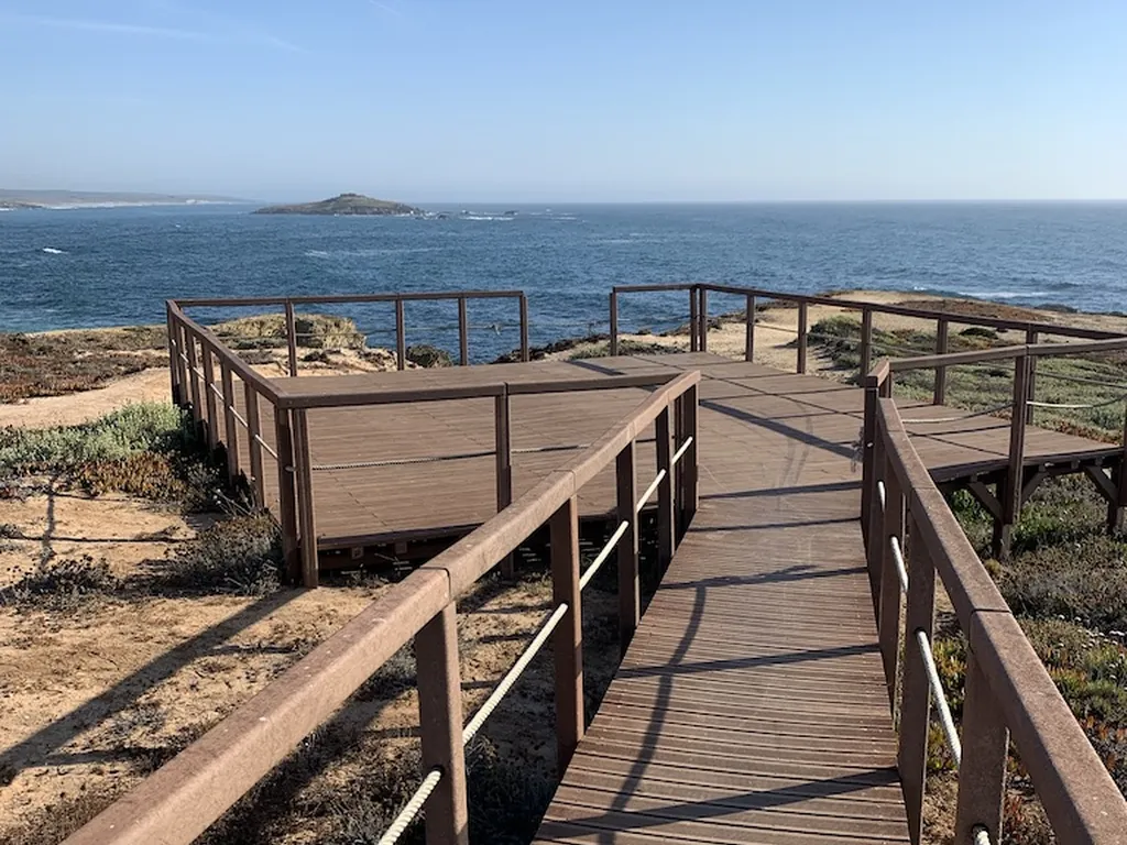 Pasarela junto al mar con vistas a primera línea del Camping Costa do Vizir Beach Village, Porto Covo (Setúbal)