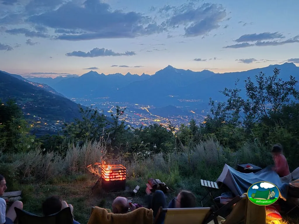 Montaña con vista al atardecer, hoguera y tiendas de acampada del Camping Alp Safari Glamping & Camping, Nax (Valais)