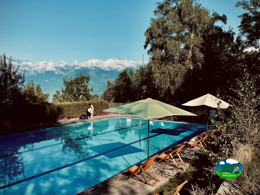 Piscina con vistas a la montaña del Camping Alp Safari Glamping & Camping, Nax (Valais)