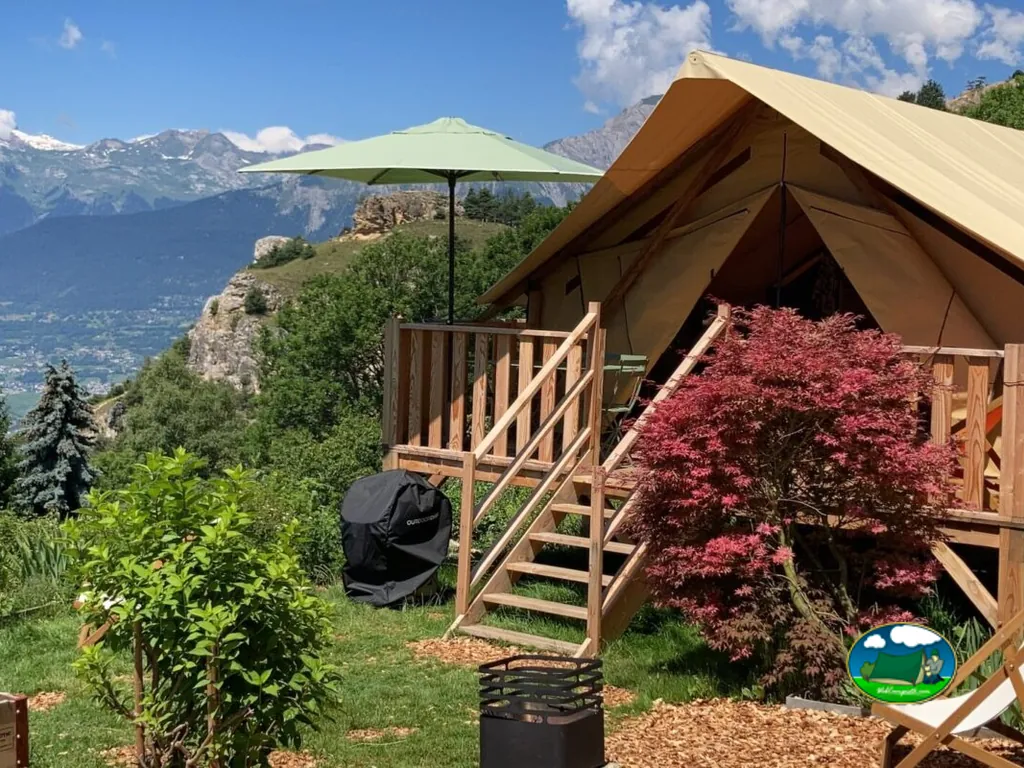 Glamping con vistas a la montaña y lago alpino del Camping Alp Safari Glamping & Camping, Nax (Valais)