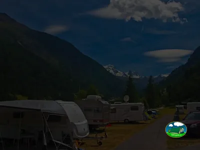 Parcela en montaña con vistas a picos nevados del Camping Alphubel, Täsch (Valais)