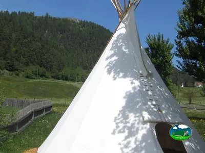Glamping tipi con vistas a la montaña del Camping Arina, Strada (Grisones)